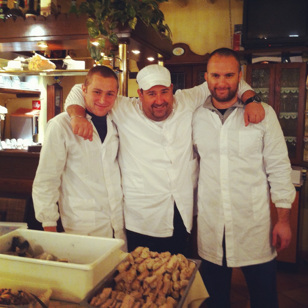 Alex, Paolo e Massimo nel laboratorio de La Taverna dei Poeti a Capoliveri