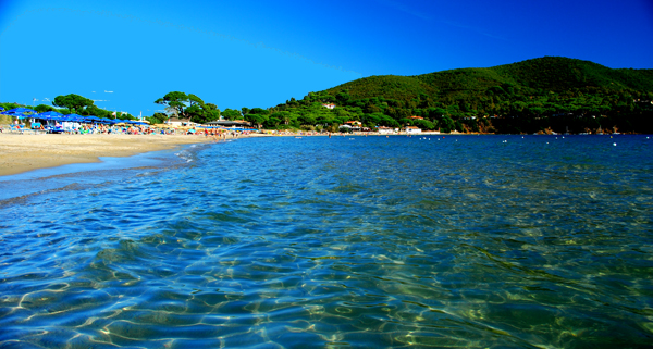 La famosa spiaggia di sabbia di Lacona nella parte dell'isola esposta a sud (foto C. Colnago)