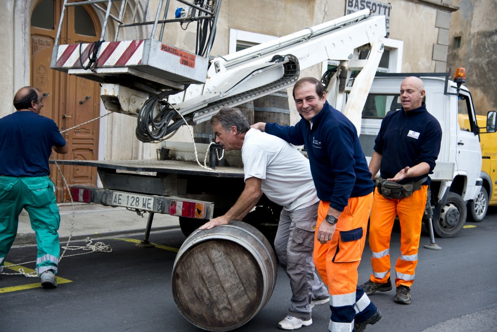 Preparativi Festa dell'Uva con Eugenio Silanus, Daniele Signorini, Francesco Cucca e Maurizio Turoni (foto C. Colnago)