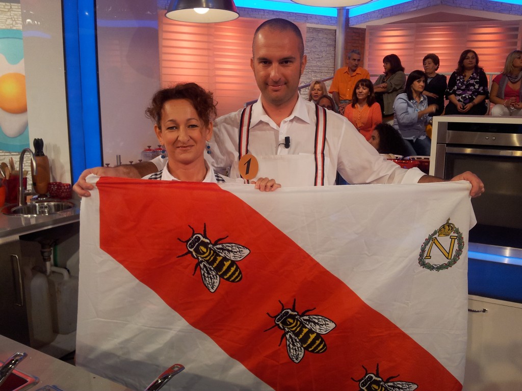 Antonella e Massimo con la bandiera elbana delle tre api (Foto di P.Paolini)