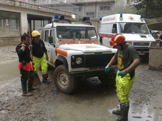 In azione a Marina di Campo (Foto NOVAC)