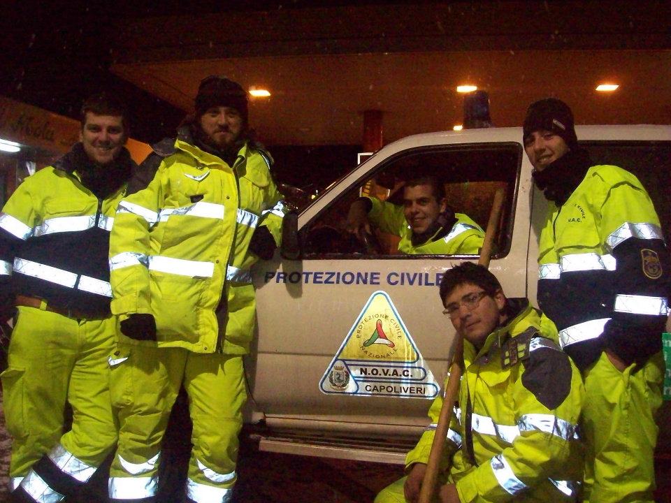 Stefano Luzzetti, secondo da sinistra, con alcuni volontari della Protezione Civile Capoliveri