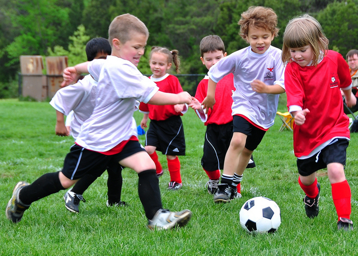 Bambini che si divertono (Foto via piattaformainfanzia.org)