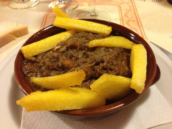 Spezzatino di cinghiale con polenta (Foto via tripadvisor.com)