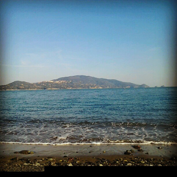 Vista su Capoliveri da spiaggia (Foto @angelicabacce http://bit.ly/18a472W)