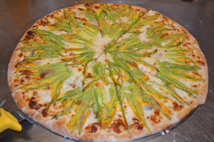 Pizza ai fiori di zucca (Foto A.Senatore)
