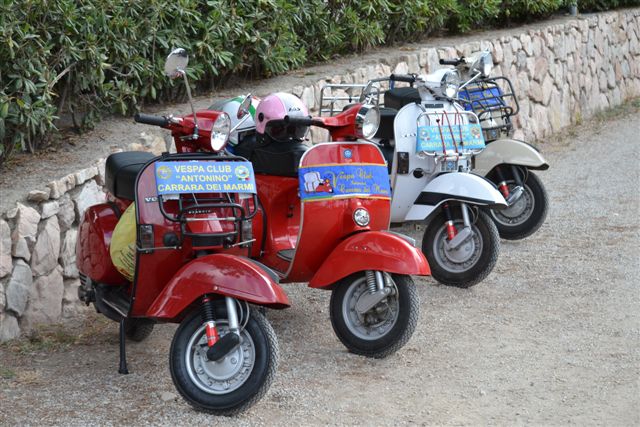 Vespe in esposizione (Foto Vespa Club Capoliveri)