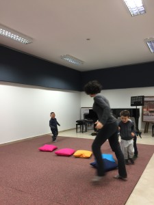 Bambini a lezione di propedeutica musicale 